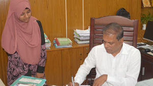 সাদিয়া আফরিন জিপিএ-৫ পাওয়ার পর দিনাজপুরের জেলা প্রশাসকের সঙ্গে