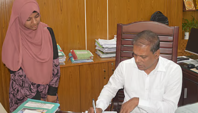 সাদিয়া আফরিন জিপিএ-৫ পাওয়ার পর দিনাজপুরের জেলা প্রশাসকের সঙ্গে