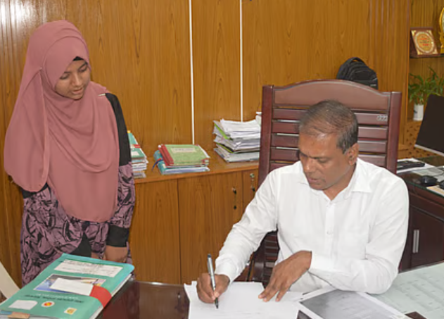 সাদিয়া আফরিন জিপিএ-৫ পাওয়ার পর দিনাজপুরের জেলা প্রশাসকের সঙ্গে
